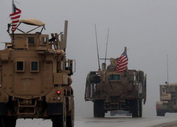 Esta foto de archivo tomada el 30 de diciembre de 2018 muestra una línea de vehículos militares de EE. UU. En la ciudad de Manbij, en el norte de Siria (Delil SOULEIMAN / AFP)