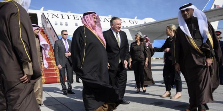 El ministro de Relaciones Exteriores de Bahrein, Khalid bin Ahmed Al Khalifa (CL), saluda al Secretario de Estado de los Estados Unidos, Mike Pompeo (CR), después de llegar al Aeropuerto Internacional de Manama en Manama el 11 de enero de 2019. (Andrew Caballero-Reynolds / Pool / AFP)