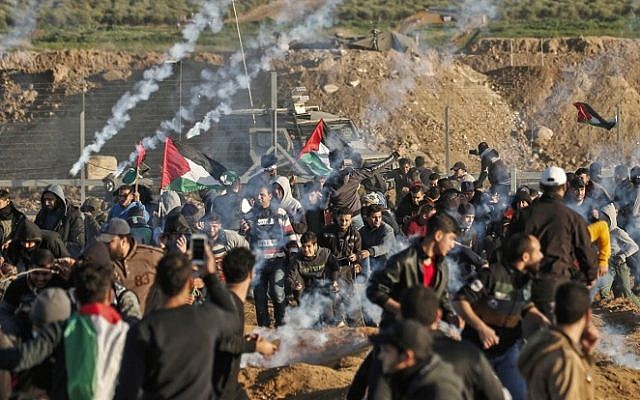 Choques entre los palestinos y las fuerzas israelíes a través de la valla fronteriza Gaza-Israel, 11 de enero de 2019. (Mahmud Hams / AFP)