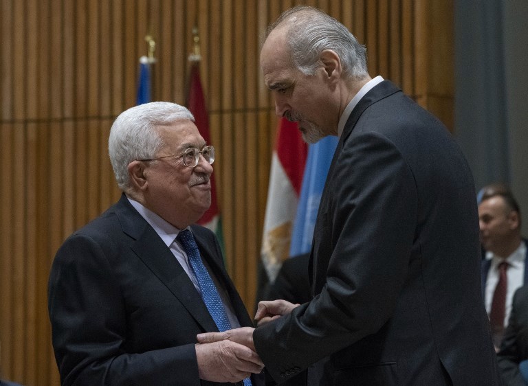 El presidente palestino Mahmud Abbas (L) habla con el embajador de Siria en las Naciones Unidas, Bashar Jaafari, antes de reunirse con el Grupo de las Naciones Unidas de los 77 y China el 15 de enero de 2019 en las Naciones Unidas en Nueva York (Don EMMERT / AFP)