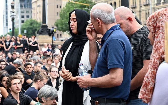 Las personas asisten a una vigilia en memoria del estudiante israelí asesinado Aiia Maasarwe en Melbourne, el 18 de enero de 2019. (Allan LEE / AFP)