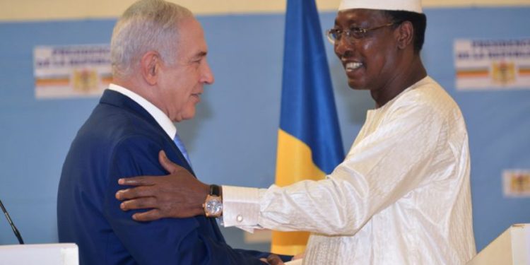 El presidente de Chad, Idriss Deby Itno (R) le da la mano al primer ministro Benjamin Netanyahu durante una reunión en el palacio presidencial en N'Djamena el 20 de enero de 2019. (Foto de BRAHIM ADJI / AFP)