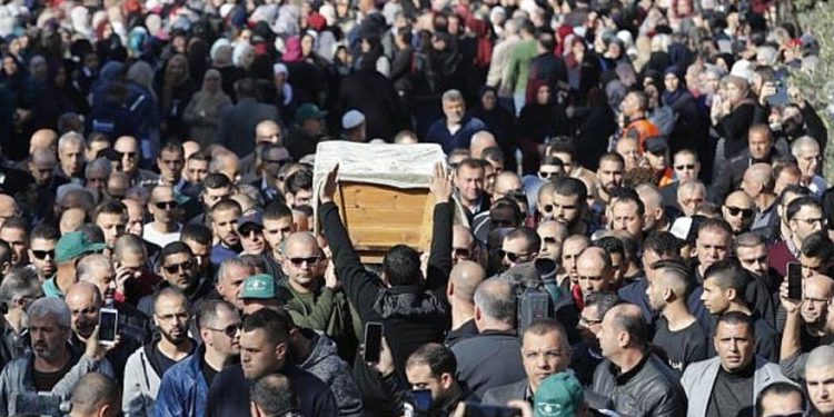 Los dolientes llevan el ataúd de la estudiante israelí Aya Maasarwe durante su funeral en la ciudad norteña de Baqa al-Gharbiya, el 23 de enero de 2019. (Ahmad GHARABLI / AFP)