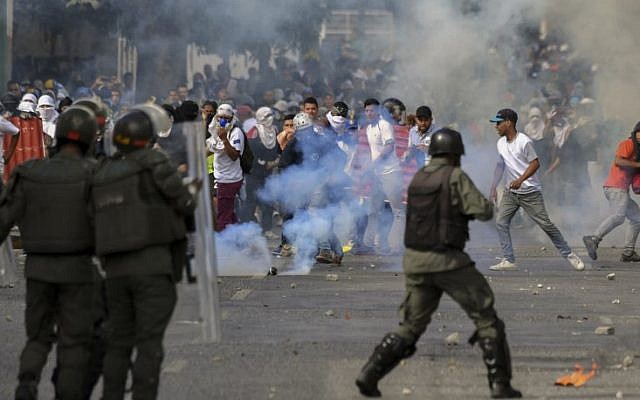 Los manifestantes de la oposición se enfrentan a las fuerzas de seguridad durante una protesta contra el gobierno del presidente Nicolás Maduro en el aniversario del levantamiento de 1958 que derrocó a la dictadura militar en Caracas, Venezuela, el 23 de enero de 2019. (Yuri Cortez / AFP)