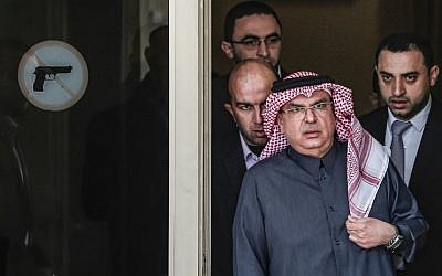 Mohammed al-Emadi (C), presidente del Comité Nacional de Reconstrucción de Gaza de Qatar, llega a una conferencia de prensa en la ciudad de Gaza el 25 de enero de 2019. (Mahmud Hams / AFP)