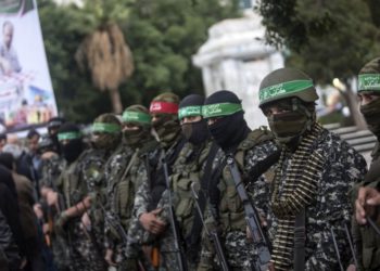 Los miembros de las Brigadas Izz ad-Din al-Qassam, el ala militar de Hamas, participan en una ceremonia el 18 de diciembre de 2016 en la ciudad de Gaza, en memoria de uno de sus líderes, Mohamed Zaouari, quien fue asesinado en Túnez. (AFP PHOTO / MAHMUD JAMS)