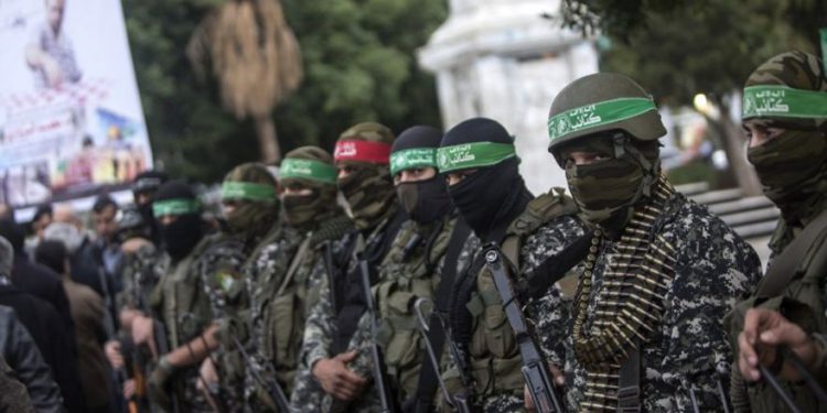 Los miembros de las Brigadas Izz ad-Din al-Qassam, el ala militar de Hamas, participan en una ceremonia el 18 de diciembre de 2016 en la ciudad de Gaza, en memoria de uno de sus líderes, Mohamed Zaouari, quien fue asesinado en Túnez. (AFP PHOTO / MAHMUD JAMS)