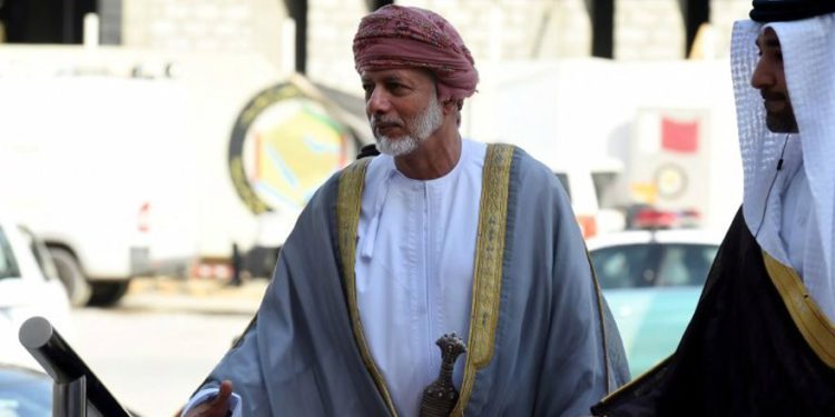 El ministro de Relaciones Exteriores de Omán, Yusuf bin Alawi, llega para asistir a la 136ª reunión ordinaria del Consejo de Cooperación del Golfo (CCG), el 15 de septiembre de 2015, en la capital de Arabia Saudita, Riad. (Foto de AFP / Fayez Nureldine / Archivo)
