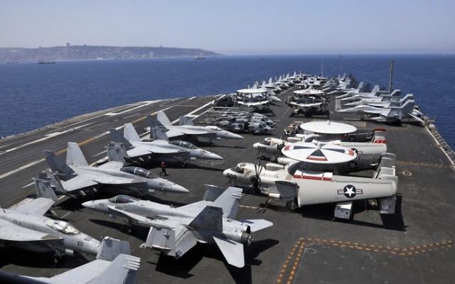 Vista general de la cubierta del portaaviones estadounidense USS George HW Bush, mientras atraca fuera del puerto de Haifa, el 3 de julio de 2017. (AFP Photo / AFP Photo and Pool / Ronen Zvulun)