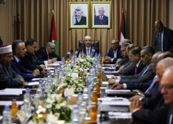 El Primer Ministro de la Autoridad Palestina, Rami Hamdallah (C), preside una reunión de gabinete del gobierno de reconciliación en la ciudad de Gaza el 3 de octubre de 2017. (MOHAMMED ABED / AFP)
