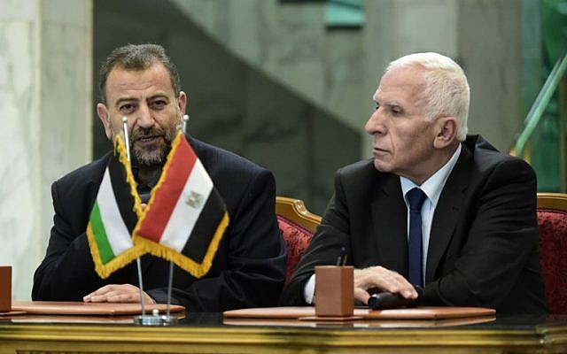 El Azzam al-Ahmad de Fatah, a la derecha, y Saleh al-Arouri, a la izquierda, de Hamás hablan con los periodistas después de firmar un acuerdo de reconciliación en El Cairo el 12 de octubre de 2017, cuando los dos movimientos palestinos rivales terminaron su división de una década luego de las negociaciones supervisadas por Egipto. (AFP / Khaled Desouki)