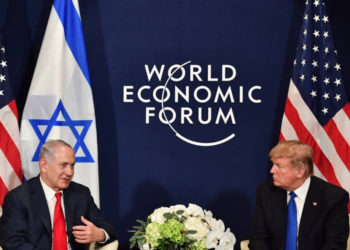 El presidente de los Estados Unidos, Donald Trump, y el primer ministro, Benjamin Netanyahu, durante una reunión bilateral al margen de la reunión anual del Foro Económico Mundial (WEF) en Davos, Suiza Oriental, el 25 de enero de 2018 (AFP Photo / Nicholas Kamm)