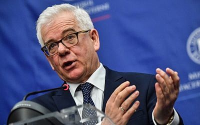 El Ministro de Relaciones Exteriores de Polonia, Jacek Czaputowicz, habla durante una conferencia de prensa conjunta con su homólogo rumano (invisible) en la sede del Ministerio de Relaciones Exteriores de Rumania en Bucarest el 1 de febrero de 2018. (AFP PHOTO / Daniel MIHAILESCU)