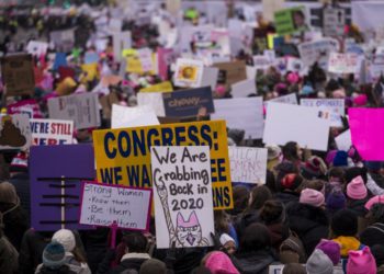 Los manifestantes sostienen carteles durante la Marcha de Mujeres el 19 de enero de 2019 en Washington, DC. Se están realizando demostraciones en ciudades de los EE. UU. En el tercer evento anual destinado a destacar el cambio social y celebrar los derechos de las mujeres en todo el mundo. (Zach Gibson / Getty Images / AFP)