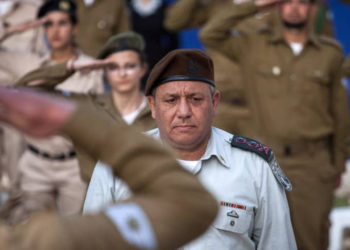 FOTO DE ARCHIVO: el jefe de las FDI Gadi Eisenkot en una ceremonia conmemorativa. Emil salman