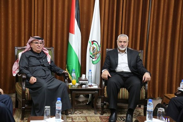 El enviado de Qatar, Mohammed Al-Emadi, se reúne con el líder de Hamás, Ismail Haniyeh, en la ciudad de Gaza, el jueves.