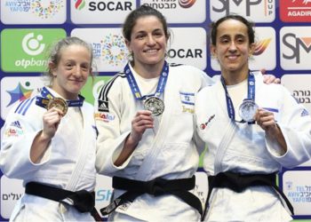 Judokas Shira Rishony, Timna Nelson-Levy y Gili Cohen con sus medallas en el Gran Premio de Tel Aviv, el jueves | Foto: Alan Shiver