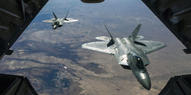 Dos Raptors F-22 de la Fuerza Aérea vuelan sobre Siria, el 2 de febrero de 2018, mientras apoyan la Operación Inherente de resolución. (Guardia Nacional Aérea de EE. UU. / Sargento de personal Colton Elliott)