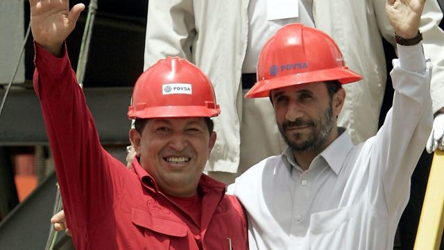 ARCHIVO: en esta foto de archivo del 18 de septiembre de 2006, el presidente de Venezuela, Hugo Chávez, a la izquierda, y el presidente de Irán, Mahmoud Ahmadinejad, saludan a la prensa después de inaugurar un simulacro de petróleo en San Tomé, Venezuela. El vicepresidente de Venezuela, Nicolás Maduro, anunció el martes 5 de marzo de 2013 que Chávez murió. Chávez, de 58 años, fue diagnosticado por primera vez con cáncer en junio de 2011. (Foto AP / Fernando Llano, Archivo) (AP2006)