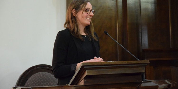 La rabina Rachel Rubenstein está tratando de involucrar a las familias jóvenes en su papel de directora ejecutiva de la Federación Judía del Gran Condado de Orange, Nueva York. (Gail Conklin para la Federación Judía del Gran Condado de Orange / vía JTA)