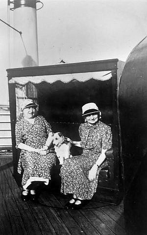 Las hermanas Gusti [Hansen] y Betty Unger a bordo del barco de refugiados judíos St. Louis en ruta a Cuba en 1939. Los cubanos rechazaron el barco. Lo mismo hicieron todos los demás países de las Américas, incluido Estados Unidos. (Cortesía de David Unger)