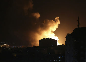 Una explosión en el norte de la Franja de Gaza desde los ataques aéreos israelíes ilumina el cielo nocturno el 22 de enero de 2019. (Captura de pantalla: Facebook)