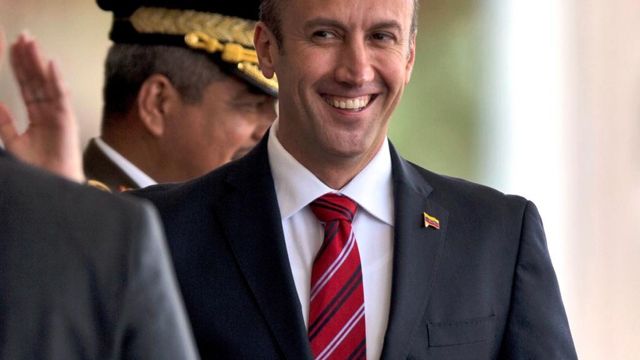 ARCHIVO - En esta foto del 1 de febrero de 2017, el entonces vicepresidente de Venezuela, Tareck El Aissami, a la derecha, es saludado por el oficial del Ejército de Boilivarian a su llegada para un desfile militar en el Fuerte Tiuna en Caracas, Venezuela.  (La Prensa Asociada)