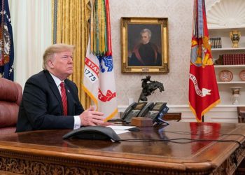 El presidente de los Estados Unidos, Donald Trump, participa en una teleconferencia por video de la Oficina Oval el día de Navidad el 25 de diciembre de 2018. Crédito: Foto oficial de la Casa Blanca por Shealah Craighead.