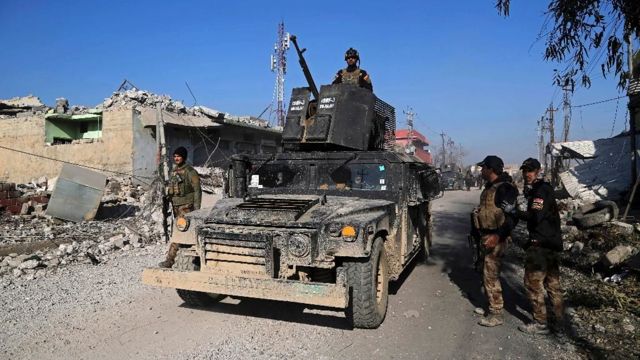 Las fuerzas antiterroristas de élite de Irak inspeccionan las defensas después de recuperar el control del vecindario Quds de Mosul, Irak, el lunes 2 de enero de 2017. (Foto de AP / Khalid Mohammed) (The Associated Press)