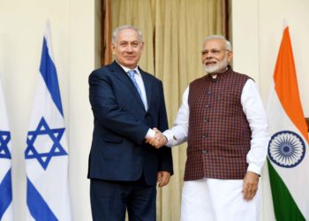 El primer ministro israelí, Netanyahu, y el primer ministro indio, Modi, se dan la mano en una conferencia de prensa en Nueva Delhi. (Crédito de la foto: AVI OHAYON - GPO)