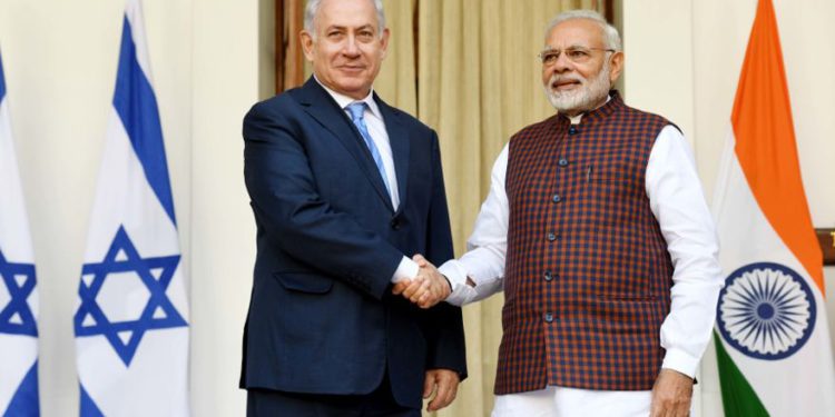 El primer ministro israelí, Netanyahu, y el primer ministro indio, Modi, se dan la mano en una conferencia de prensa en Nueva Delhi. (Crédito de la foto: AVI OHAYON - GPO)