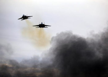 Aviones de la Fuerza Aérea israelí F15 vuelan durante una demostración aérea en una ceremonia de graduación para pilotos de la fuerza aérea israelí en la base aérea de Hatzerim en el sur de Israel, 27 de diciembre de 2017 .. (Crédito de la foto: AMIR COHEN / REUTERS)