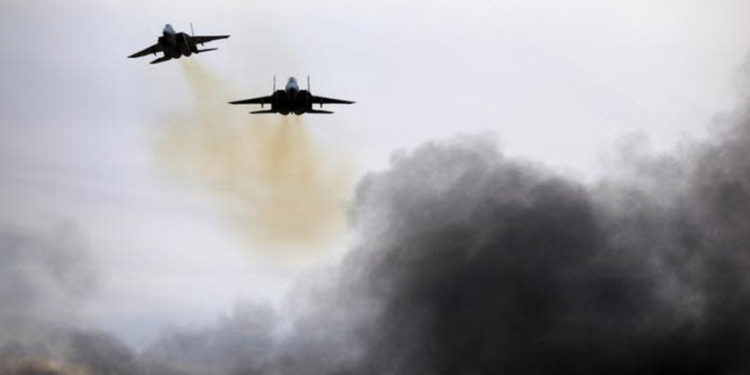 Aviones de la Fuerza Aérea israelí F15 vuelan durante una demostración aérea en una ceremonia de graduación para pilotos de la fuerza aérea israelí en la base aérea de Hatzerim en el sur de Israel, 27 de diciembre de 2017 .. (Crédito de la foto: AMIR COHEN / REUTERS)