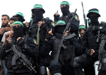 Militantes palestinos de Hamas asisten al funeral de sus compañeros que murieron en una explosión en el centro de la Franja de Gaza el 6 de mayo de 2018. (Crédito de la foto: REUTERS / IBRAHEEM ABU MUSTAFA)