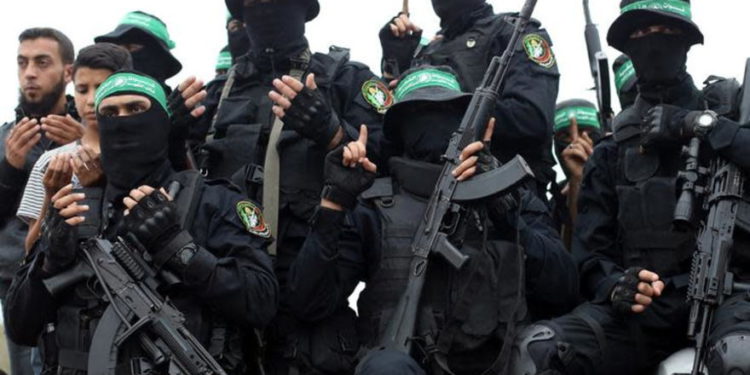 Militantes palestinos de Hamas asisten al funeral de sus compañeros que murieron en una explosión en el centro de la Franja de Gaza el 6 de mayo de 2018. (Crédito de la foto: REUTERS / IBRAHEEM ABU MUSTAFA)