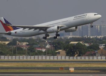 Un avión de Philippines Airlines (PAL), la aerolínea con bandera de la nación del sudeste asiático, despegó en una pista del Aeropuerto Internacional Ninoy Aquino (NAIA) en Manila el 14 de marzo de 2016. (Crédito de la foto: ROMEO RANOCO / REUTERS)