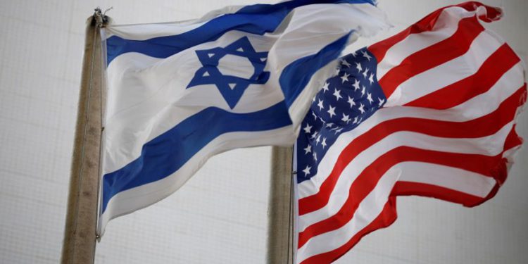 Las banderas nacionales de Estados Unidos e Israel se pueden ver fuera de la Embajada de los Estados Unidos en Tel Aviv. (Crédito de la foto: AMIR COHEN / REUTERS)