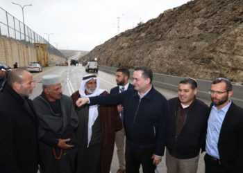 Israelíes y palestinos celebran la apertura de la carretera el miércoles. La foto incluye al ministro de Transporte, Yisrael Katz, y al jefe del Consejo Regional de Binyamin, Israel Ganz. (Crédito de la foto: Cortesía)