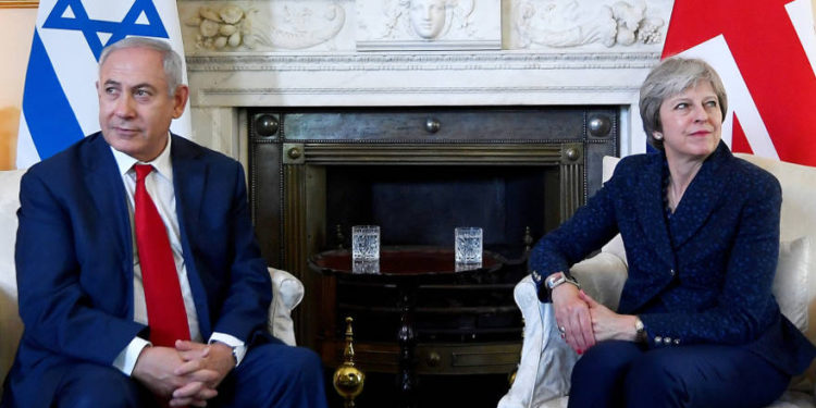 La primera ministra británica, Theresa May, recibe al primer ministro de Israel, Benjamin Netanyahu, en Downing Street en Londres, el 6 de junio de 2018. (Crédito de la foto: TOBY MELVILLE / REUTERS)