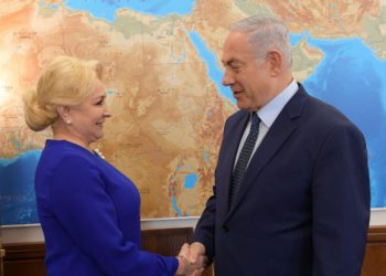 El primer ministro Benjamin Netanyahu da la mano al primer ministro rumano, Viorica Dăncilă. (Crédito de la foto: AMOS BEN-GERSHOM / GPO)