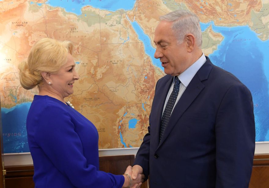 El primer ministro Benjamin Netanyahu da la mano al primer ministro rumano, Viorica Dăncilă. (Crédito de la foto: AMOS BEN-GERSHOM / GPO)