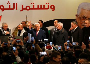 El presidente palestino, Mahmoud Abbas, hace gestos durante una ceremonia que marca el 54 aniversario de la fundación de Fatah, en Ramallah, el 31 de diciembre de 2018. (Crédito de la foto: MOHAMAD TOROKMAN / REUTERS)