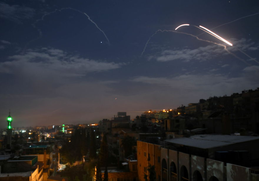 Las baterías de la defensa aérea siria respondieron a lo que los medios estatales sirios dijeron que eran misiles israelíes que apuntaban a Damasco, en una fotografía tomada el 21 de enero de 2019. (Crédito de la foto: STR / AFP)