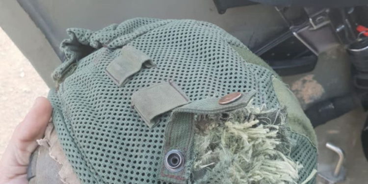 Casco del soldado IDF golpeado por disparos terroristas en la frontera de Gaza. (Crédito de la foto: IDF SPOKESPERSON'S UNIT)