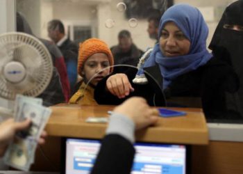 Un funcionario palestino contratado por Hamas recibe su salario pagado por Qatar, en Khan Younis, en el sur de la Franja de Gaza, el 7 de diciembre de 2018. (Crédito de la foto: IBRAHEEM ABU MUSTAFA / REUTERS)