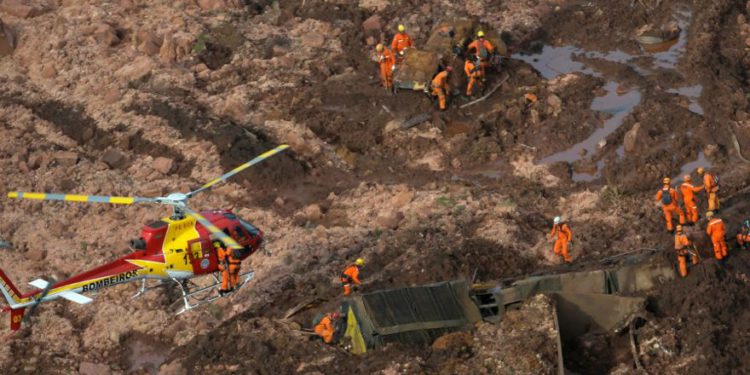 El equipo de rescate trabaja en una presa de relaves de propiedad de la minera brasileña Vale SA que estalló en Brumadinho. (Crédito de la foto: WASHINGTON ALVES / REUTERS)