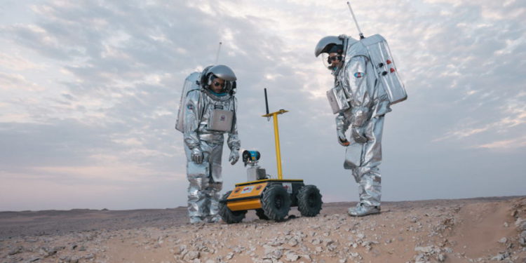 Los astronautas participan en un proyecto de simulación de Marte en Omán en febrero de 2018. (Crédito de la foto: OEWF)