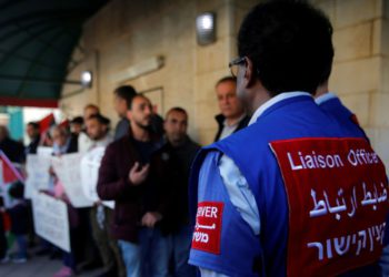 palestinos protestan por la decisión del Primer Ministro Benjamin Netanyahu de terminar el mandato de la Presencia Internacional Temporal en Hebrón (TIPH). 30 de enero de 2019. Mussa Qawasma / Reuters