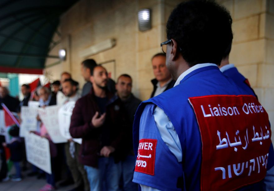 palestinos protestan por la decisión del Primer Ministro Benjamin Netanyahu de terminar el mandato de la Presencia Internacional Temporal en Hebrón (TIPH). 30 de enero de 2019. Mussa Qawasma / Reuters