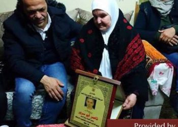 En la foto, la madre de Nasser y Mahmoud Abu Srur aceptan certificados de honor. (Fuente: Facebook.com.iqlimfateh, 5 de enero de 2019.) (MEMRI)